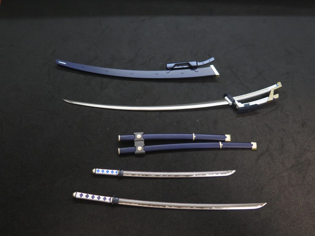 コールドサーベルは皆伝楓の大太刀とコトブキヤの日本刀系MSGとかを流用。一応参考イラストを元ついてディテールを加え、対応するように塗装いました。名称には相応の意味が込められています：雪ノ雨はSnow Rainの言い換え。疾風(しっぷう)は“はやて”の漢字変換。紫雲と蒼穹はそれぞれ、リインフォース姉妹の代表色を象徴するように選びました。 フレースヴェルグの砲身にあたるロングレンジ・フィン・ファンネルはEGニューFFで、ハイパー・メガ・バズーカ・ランチャーはRGハイニューのものをそのまま流用。配色モチーフは八神はやての騎士甲冑、アクセントの紫と青はリインフォース姉妹たちを思わせる色で。REINS発動時の琥珀色バイザー、元ネタはPSP版なのはゲームにあった、リインフォースルート最終ステージ限定の逆向融合態。