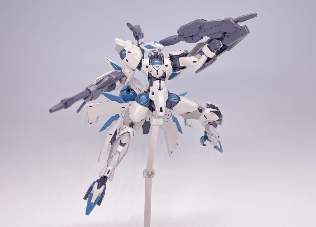 砲戦仕様ハインドリーシュトルムからシールド、ベギルペンデからビームライフル、背部ビーム砲、ミカエリスの複合防盾は右腕に装備背部ビーム砲はジョイントパーツで角度をつけられるように