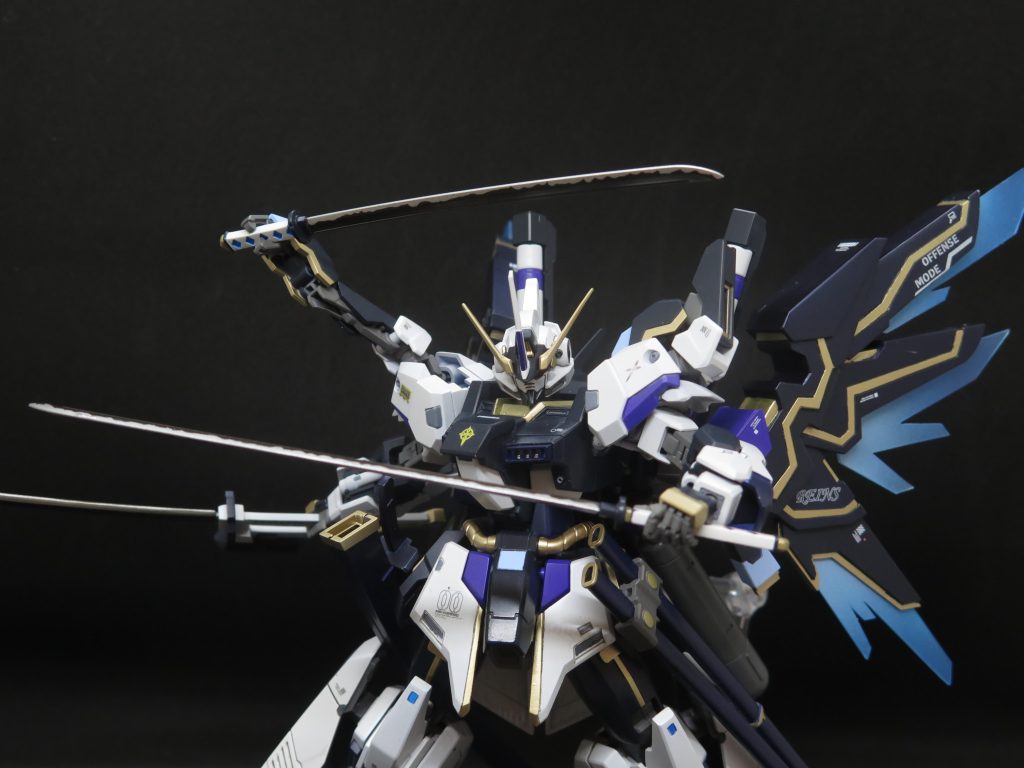 コールドサーベルセットー雪ノ雨“主と私、そしてツヴァイが想いを込めて鍛えた刀...どんな相手でも負けはしない！”3本で1組の日本刀。それぞれ名前を持ち、右の鞘で納める大太刀は疾風(シップウ)、左の鞘で納める一対の太刀と脇差は紫雲(シウン)と蒼穹(ソウキュウ)。強靭なる刀身は大体の装甲材に対して優れた切れ味を持つ他、表面には耐ビームコートが施されており、ビーム刃と鍔競り合いとか、弾を切り裂く形で防ぐ事も可能。本機の優れた推進力を活かした大太刀よる居合の他、サブアームと併用して三刀流をも繰り出せる。