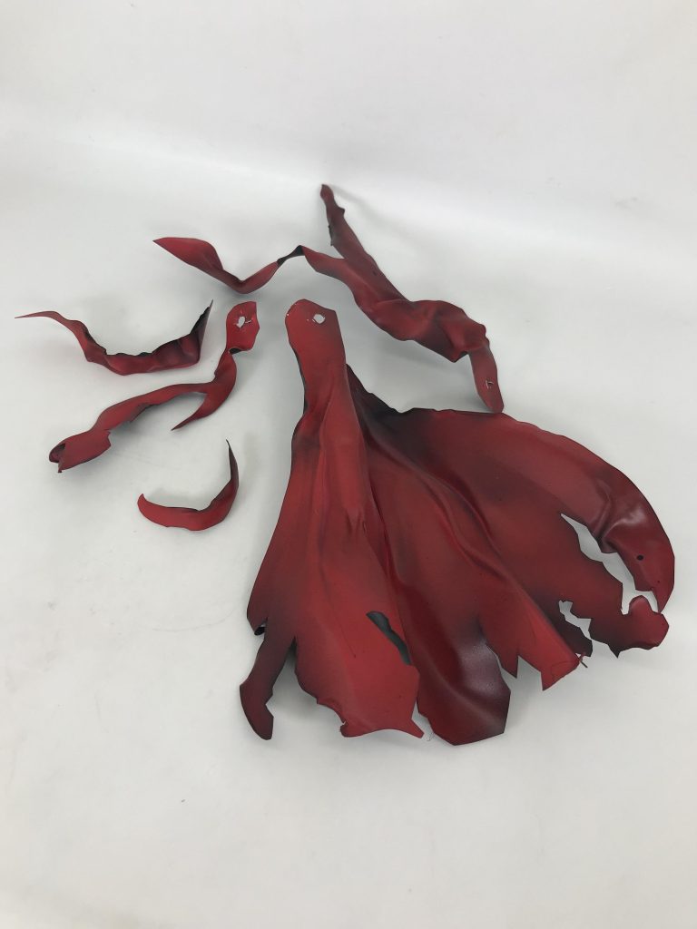 形状が決まったら塗装しましょうプラペーパーなので表と裏で違う色にすることも容易です今回は表をミッドナイトブルー、裏をレッドでエアブラシ塗装最初に裏面のレッド部分を塗装し、次に表面のミッドナイトブルーを塗装しましたミッドナイトブルーを塗る際、ついでに軽くレッド部分にそのミッドナイトブルーでグラデっぽい塗装を追加してますさらに塗装したあとにつや消しを吹くと良い感じになるでしょう