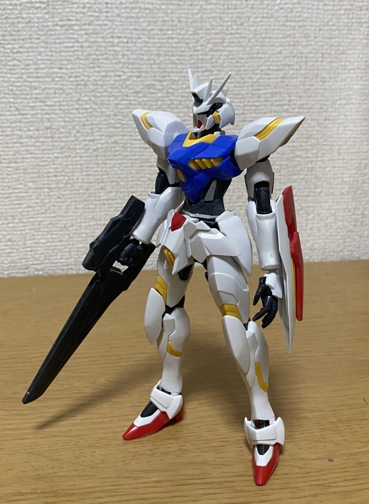 最終バランス調整。脛を2mm、腰を2mm、首を1mm程度延長しています。足首は…実は塗装して組み上げ中に折れたので急ぎサイズが合ったテルティウムガンダムのものと差し替えました。結果的に更に脚が伸びています。