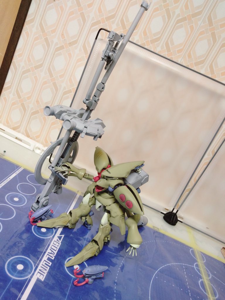 追記:巨大砲台ユニットはまだ塗装し上げていないんですが、基礎にしている部分がアクションベースなので直立させる事が出来ます。