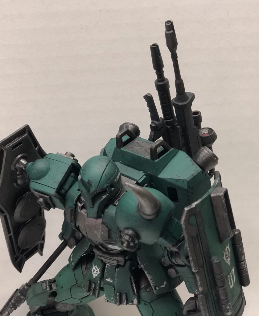 主武器は斧ですが背中にライフルとマジンガンを装備。