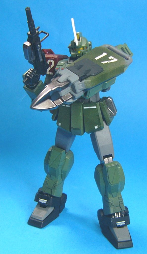 ジムRRアイアン・バンカー装備のマロビ機です近接戦とあったのでロケット・ランチャーはウィリアム機へ持たせました(箱絵もそうでしたし)。腰に100mmマシンガンの予備弾倉があることからマシンガンを持たせてます。脚は装甲を貼ったほうで両脚合わせてみました。原作を読んだ感じアイアン・バンカーのバランス取りの事もあって、同じ方が良いかなと思ってみたり