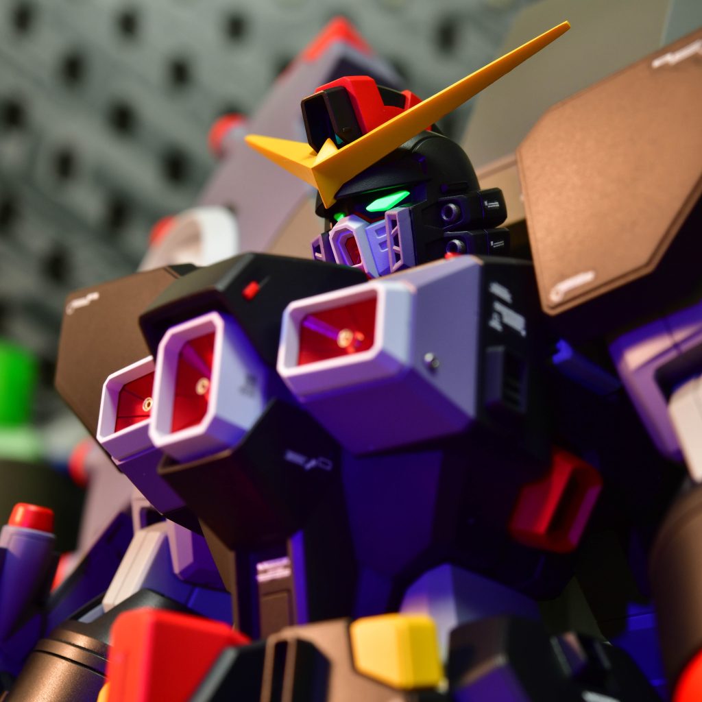 レッドとイエローだけはサフからの調色が難しかったので、ピンクサフを吹いて、その上から塗装しました。