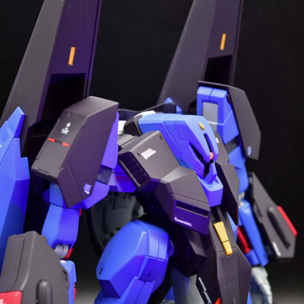 モノアイは蛍光ピンクで塗装したHアイズのパーツを使っています。濃紫の部分は黒サフ+パープルで調色して一度塗りで仕上げました。