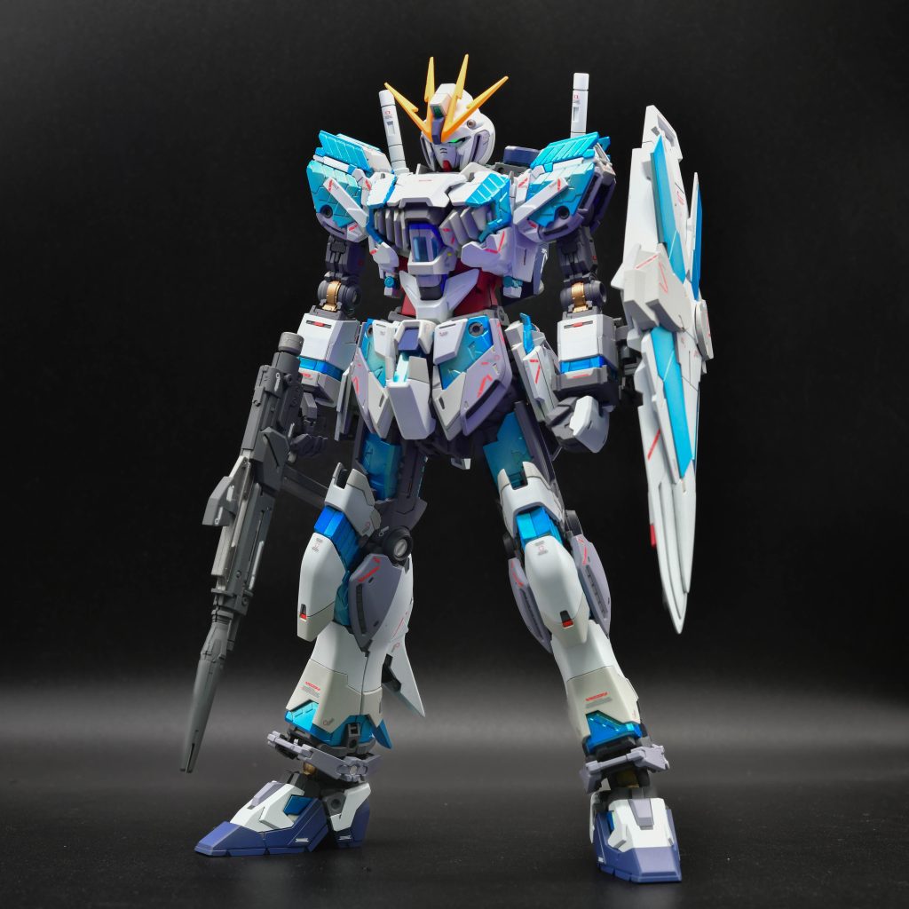 蛍光ピンクのサイコフレームもカッコいいのですが、少しおもちゃっぽく見えるので、付属のグレーパーツを覚醒カラーに塗装する事にしました。