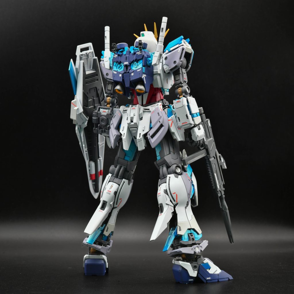 最初はメタリックブルーで塗ろうかと思いましたが、映画を見返すとちょっとイメージと違う・・・。青い発光の中にある淡い光を表現したくて悩みました。