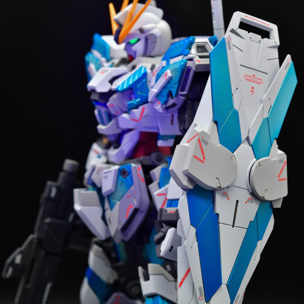 そこで上からクリアブルーで面の中央を薄くエッジを濃く塗って、グラデーションを付けました。