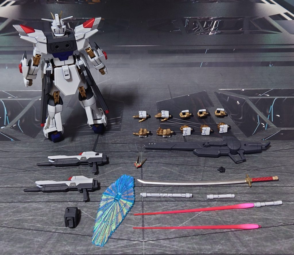 プラウドディフェンダー以外の付属品一式。HGCEゲルググメナースの手持ちレールガンも1丁追加しましたが、腰横や腰裏にマウントするにはジョイントの形状が合いませんでした。■塗装レシピ本体白:黒サフ→シルバーリーフ→キャラクターホワイト→つや消し黒:黒サフ→MSグレー連邦系→つや消し青:黒サフ→シルバーリーフ→レーシングブルー→つや消し赤:黒サフ→シルバーリーフ→メタリックレッド→つや消し銀:黒サフ→シャインシルバー→つや消しグレー:黒サフ→ブライトガンメタル→つや消し関節類金:黒サフ→ゴールド(クレオス)→光沢頭部アンテナ、フツノミタマ鍔金:黒サフ→ブラック→メタルゴールド→光沢プラウドディフェンダー本体白:グレーサフ→ベースホワイト→光沢プラウドディフェンダー主翼白:ベースホワイト→光沢プラウドディフェンダー金:黒サフ→ゴールド(タミヤ)→光沢プラウドディフェンダーグレー:黒サフ→ブライトガンメタル→光沢フツノミタマ刀身:黒サフ→ダークブルー→メタルシルバー→光沢ビームサーベル刃エフェクト:先端側にメタリックレッド→根元側にベースホワイト→全体に蛍光ピンクビームシールドエフェクト:表側にガンダムマーカー・光の翼ホロブルー→光沢ツインアイ・センサー類:キット付属シール、市販シール素材を使用墨入れ・部分塗装:ガンダムマーカー各種を使用