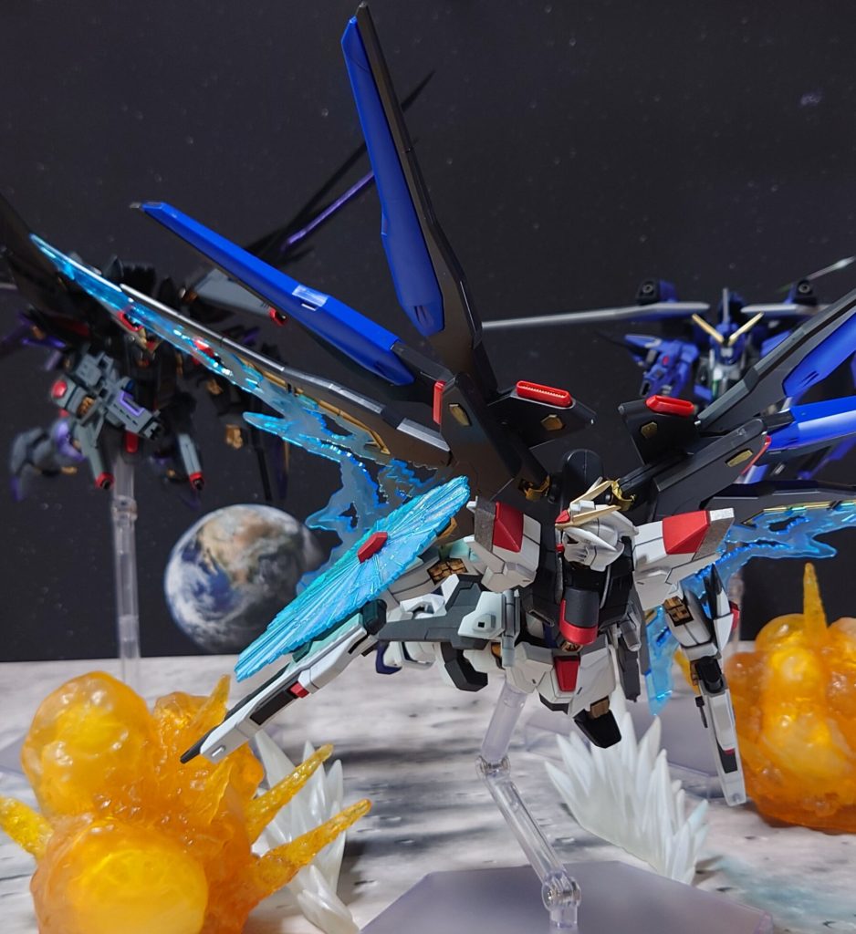 黒い“フリーダム”、蒼い“ジャスティス”、2機掛かりの攻撃に追い込まれ、防戦一方となる“フリーダム”。