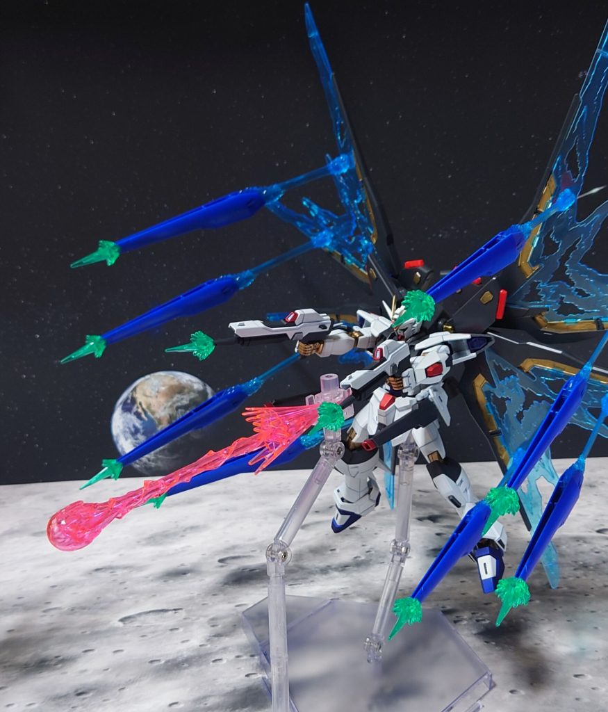 “だけど、僕には武器がある。ラクスの愛だ!”ストライクフリーダム弐式、フルバースト!バックパックとエフェクトは、プレミアムバンダイ限定の“HGCEストライクフリーダムガンダム 光の翼DXエディション”から拝借。レールガン用のエフェクトは無改造では取り付け不可。腹ビーム“トヴァシュトリ”のエフェクトはキットに無いため、他のキットのパーツを使用しています。