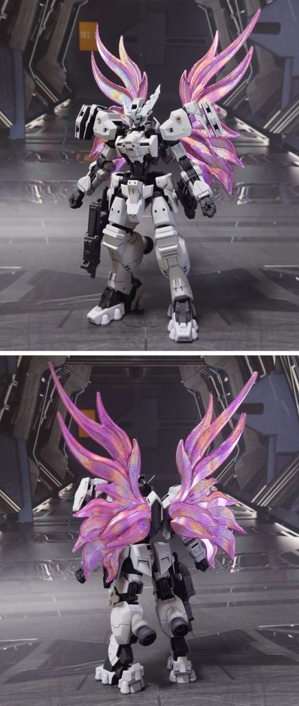 アスタロトラーウス=ノウェム、エフェクトを取り付けて前後ろ。工作は、ゲート痕再処理(抉れが目立つところは瞬間接着剤で埋め→削り)、エッジ尖らせ、パーティングライン・段ズレ・ヒケの対処、面出し、穴空け、市販パーツ貼り付け・埋め込みによるディティールアップを実施。手首は、置き換えていた他社パーツをそのまま塗装。バックパックも、HGIBOガンダムバルバトスの物を引き続き使用。炎(?ビーム?)の翼エフェクトは、HGBFディナイアルガンダムのエフェクトに、ガンダムマーカー・ホロで塗装したものを、他社プラモのジョイントでバックパックと接続。余剰エネルギーを放出する、V2ガンダムの光の翼のようなイメージ、ということにしました。