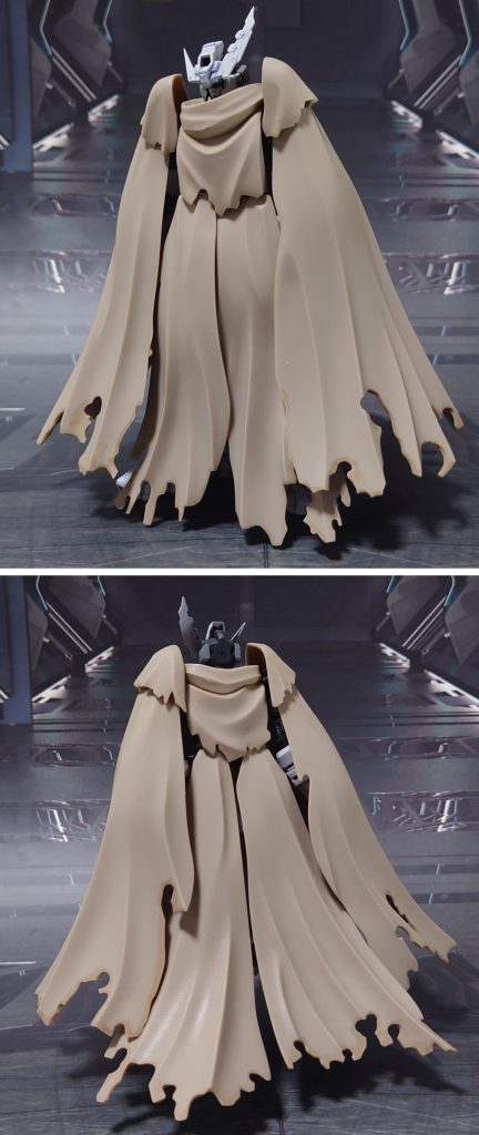 マント姿の前後ろ。マントは他社プラモのパーツにガンダムフレームを埋め込んで固定、上半身(胸部〜腹部、肩関節)を丸ごと差し替え、腰フロントアーマーを外して装着します。