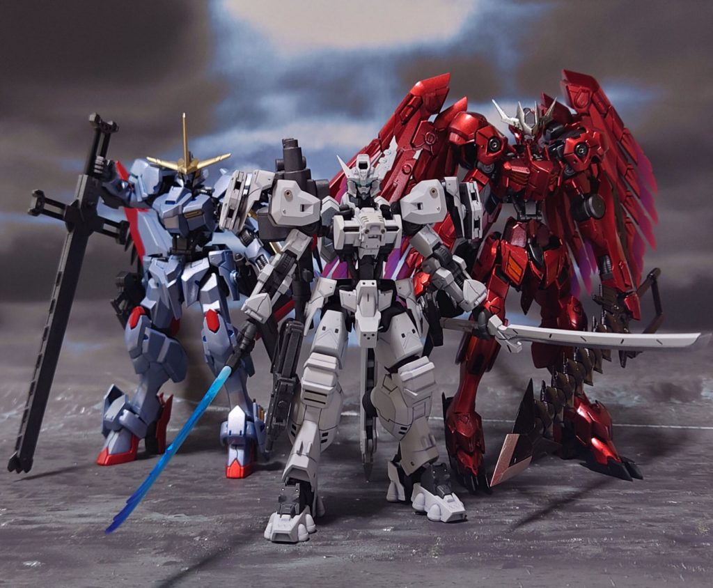 外伝“月鋼”の主役機“アスタロトリナシメント”、“ウルズハント”の主役機“端白星第2形態”そして本編の主役機“バルバトスルプスレクス”。鉄血シリーズ主役機の改造ガンプラ揃い踏み、で終わり。