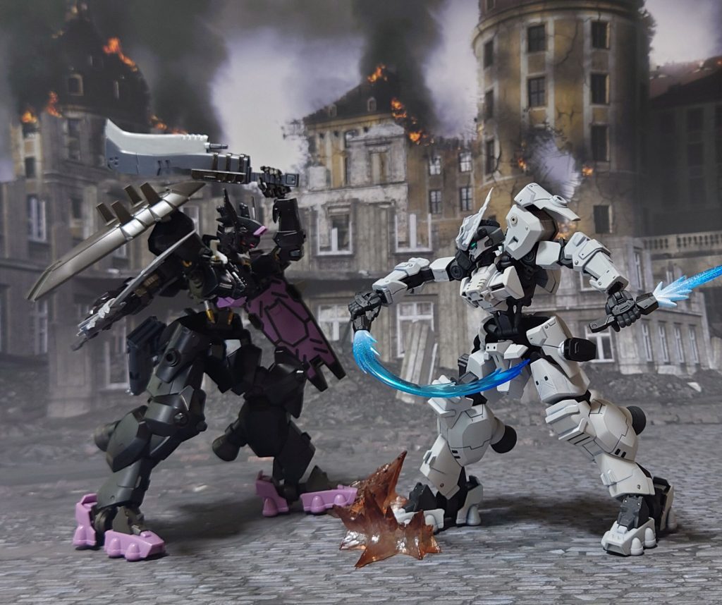 ガンダム・ウヴァルとの対決、ビームソードとビームダガーで歪な二刀流。