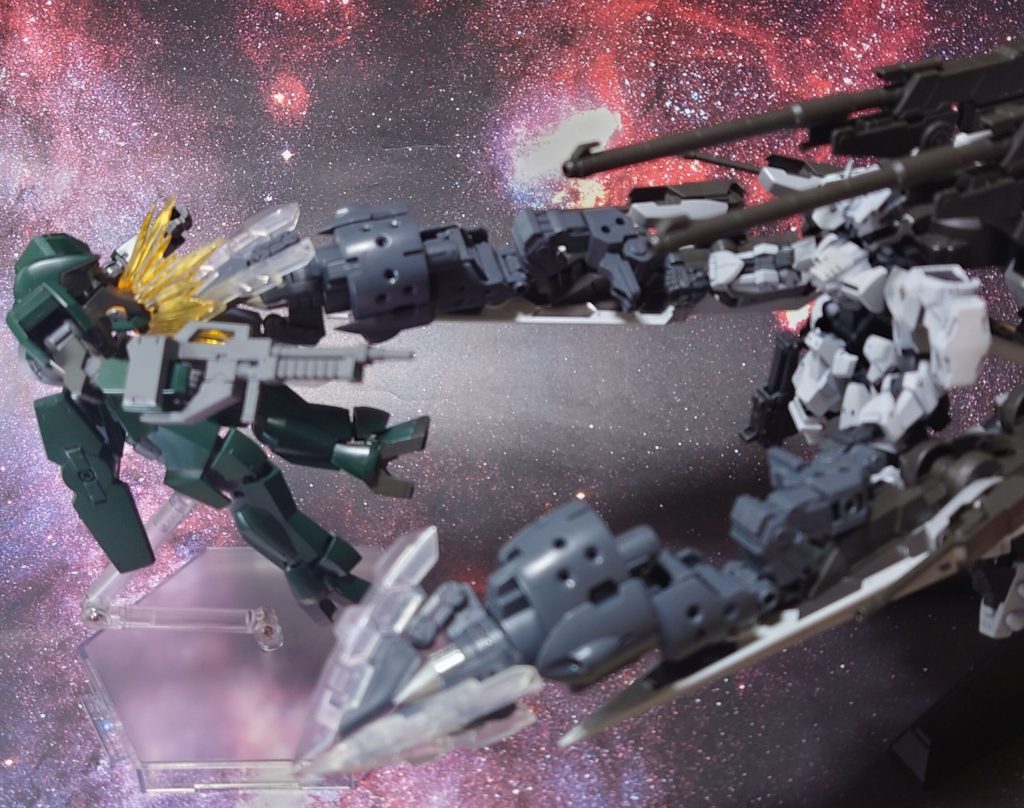 撃ち切った対物ライフルをパージ、クローアーム展開。受けたレクチャーを思い出す。“難しいことは考えず、アームからぶち当たってください”