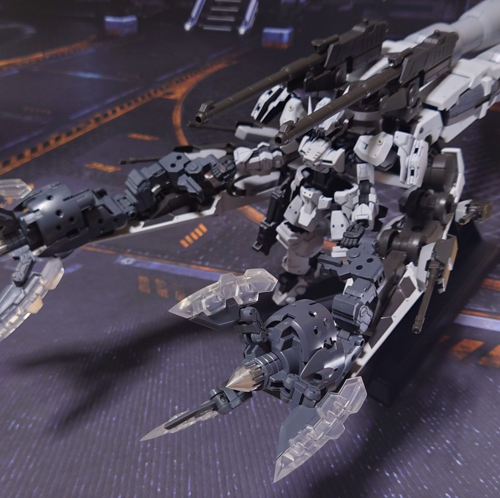 アリアンロッド艦隊の不審な動きをキャッチしたテイワズから極秘の依頼を受け、単騎で殴り込む。用意された専用装備のシミュレーションを見ながら、レクチャーを受ける。“これでどれくらいのスピードが出る？”“速いですよ”“このクローの威力は？”“強いですよ”完全なるぶっつけ本番というわけだ、お話にならない。