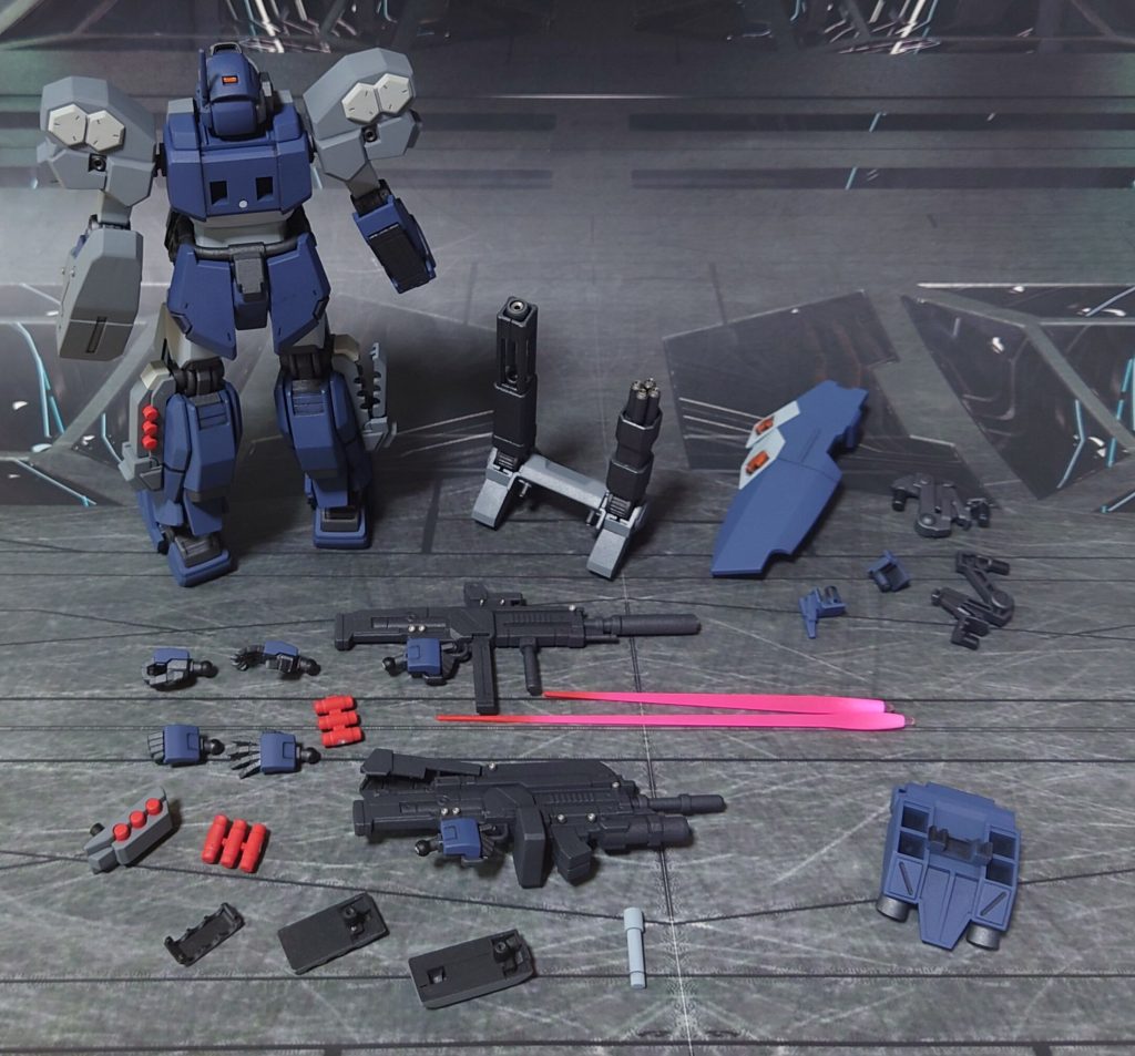 装備一式。装備はキット付属のままですが、ジャンクパーツから追加の右銃持ち手、長いサーベル刃エフェクト(SB-13ランナー)を用意。ライフル2丁に対し持ち手2個なので、ライフルの変更が手首差し替えのみで可能な、ブンドド楽チン仕様にしました。ビームサーベルグリップについては、ラック付きの腰サイドアーマーから着脱すると塗膜が削れるため、“左腕のプロテクターの何処かが開いてサーベルグリップが出る”ということにして、収納状態は考えないことにしました。肉抜き穴埋めを腰サイドアーマー裏、膝追加装甲裏、バックパック裏に実施。他、脚の追加装甲にあるグレネードを白いパーツと切り離して、使用前後を切り換えられるよう加工しました。