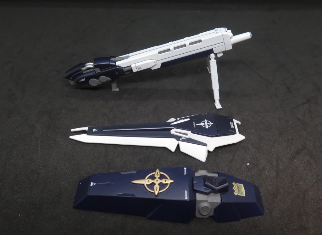 通常装備多変の戦況に応じ、中と遠距離に対応するように用意した装備もある：ハイパービームライフルやハイブリッドシールドはアナハイム製の武装を流用。ハイ・メガ・キャノン専用シールドに搭載されている大出力メガ粒子砲。本機とシールド内部のジェネレーターを経由に、メガコンデンサーを爆発寸前まで充填した高エネルギー状態のメガ粒子を一挙に放出する。50MWもの出力を誇り、一説にはコロニーレーザーの20%に匹敵するとされており、一撃で多数の目標を撃破できる火力を有する、収束以外には拡散の撃ち分け機能もある。シールドごと自壊する恐れがあるけれど、本機の特殊システムを用いたリミッター解除による最大出力照射も可能。