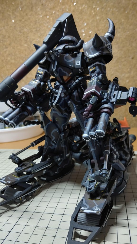 武装は、両腕の3連装大型マシンガンと、ジャイアントバズ、ヒートサーベルになります。ローラーダッシュユニットも、油圧ダンパーでグフ本体は浮き上がらせて、接地しているのはローラーダッシュユニットだけになるように作りました。あとは、体の各所に曲面の増加装甲(?)を付けているつもりです。最初に作ったグフがそうだったので、それに習ってこちらも胸、腰、膝、脛に謎の曲面装甲があります。これは、F.S.SのGTMの影響です。あの優美な装甲の感じをグフにも付けてみたくて作ってみました。初めて作った7号機よりもかっこよく作れていたら幸いです。