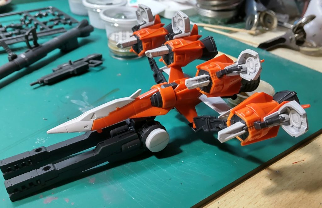 この形態もけっこうすき。ポッドの下2コは加工したジャンク部品で丁度いい位置に固定できる部品を見つけて差し込み接続なので元の位置にも装着可。