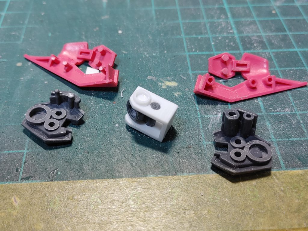 他にも変形機能を組み込むため、各種関節はスクラッチしています。こういった見えない部分にこそ、苦労が詰まってる~😣