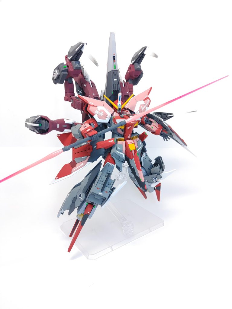 ニーソードやシールドクロウ、ツインサーベルを装備しており、近接戦闘力も高い。