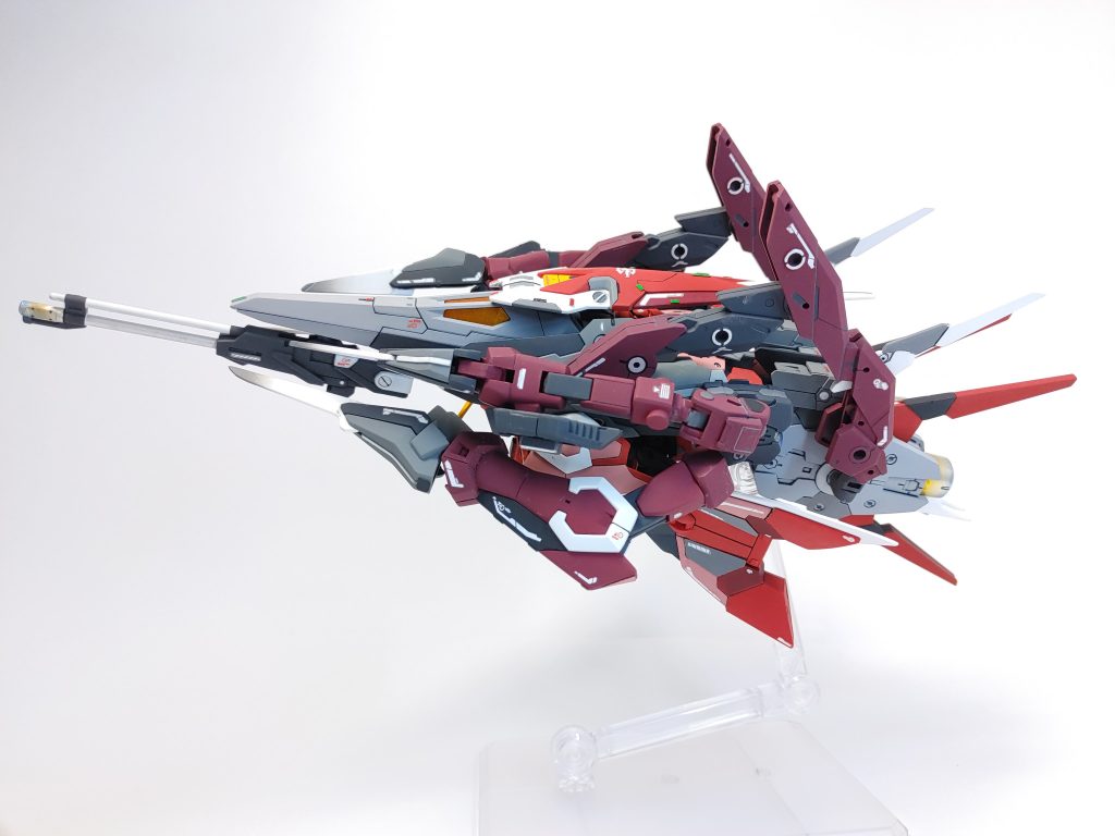 また常に変化する戦況に単騎でも対応できるよう、MA形態への変形機能も健在。