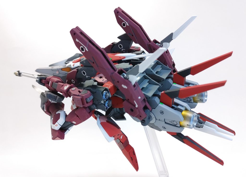 スラスターを数多く装備する事で、イージスよりも高速巡航できる。