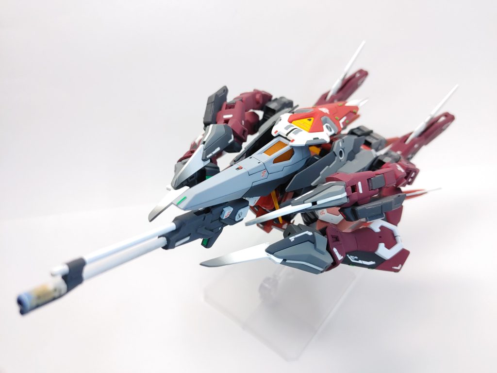 マウントされたビームライフルからの射撃に加え、アームに隠された2砲のスキュラからの砲撃も可能となっている。