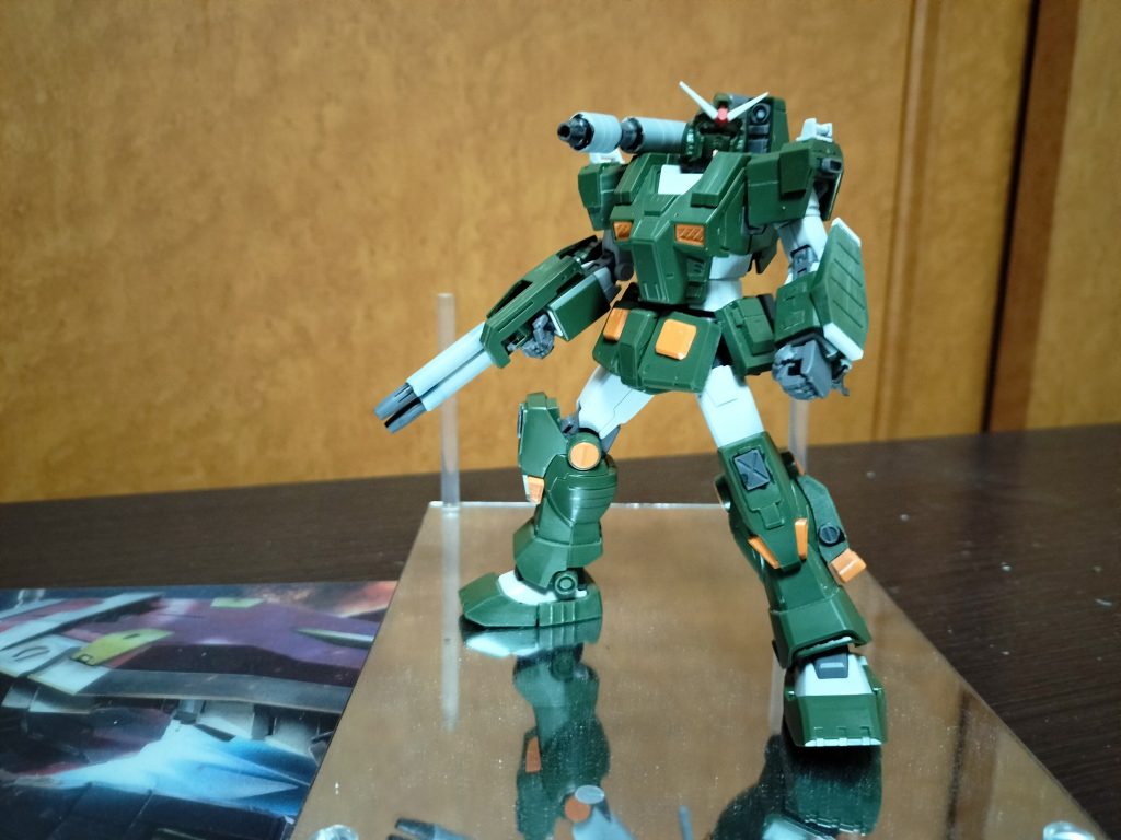 塗装前。肩部キャノンと右腕部ビームガンは丸パイプで大型化、左腕のシールドもプラ板で大型化。膝のミサイルベイ蓋部分のパーティングラインが上手く消せず、ディティールアップパーツを上から付けて誤魔化し(;^_^A