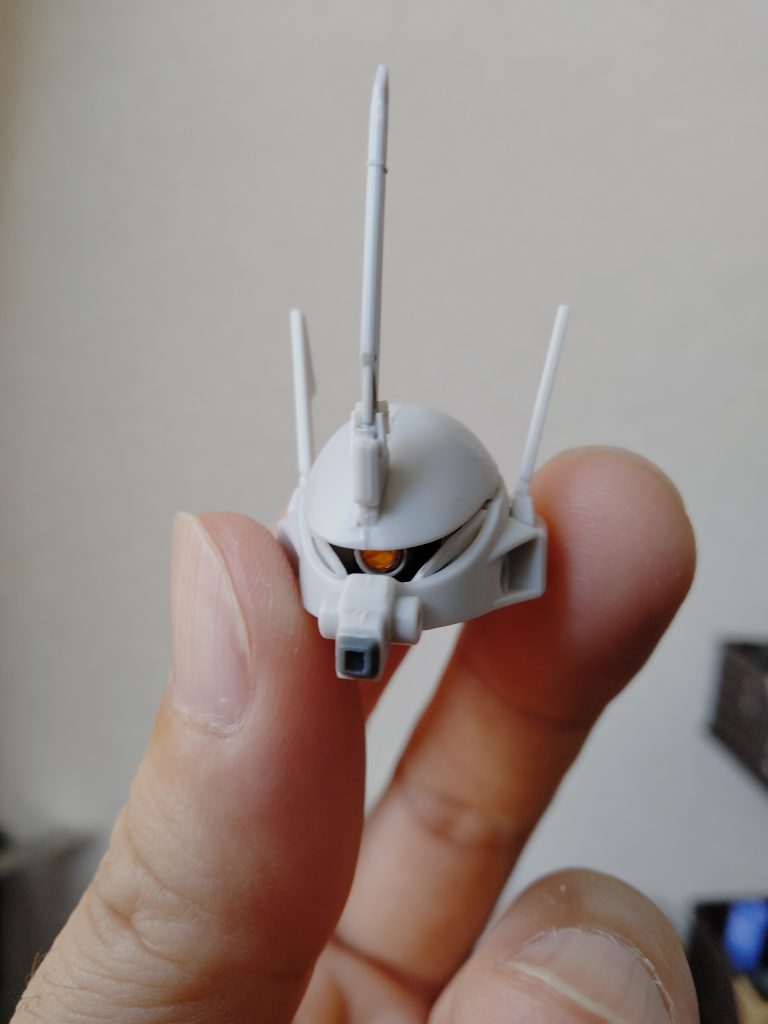 頭部。モノアイは可動します。