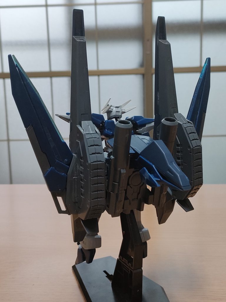 人型形態での背面。見ての通りバックパックが大半を占めた重量機体でスタンド無しでの立位はほぼ不可。