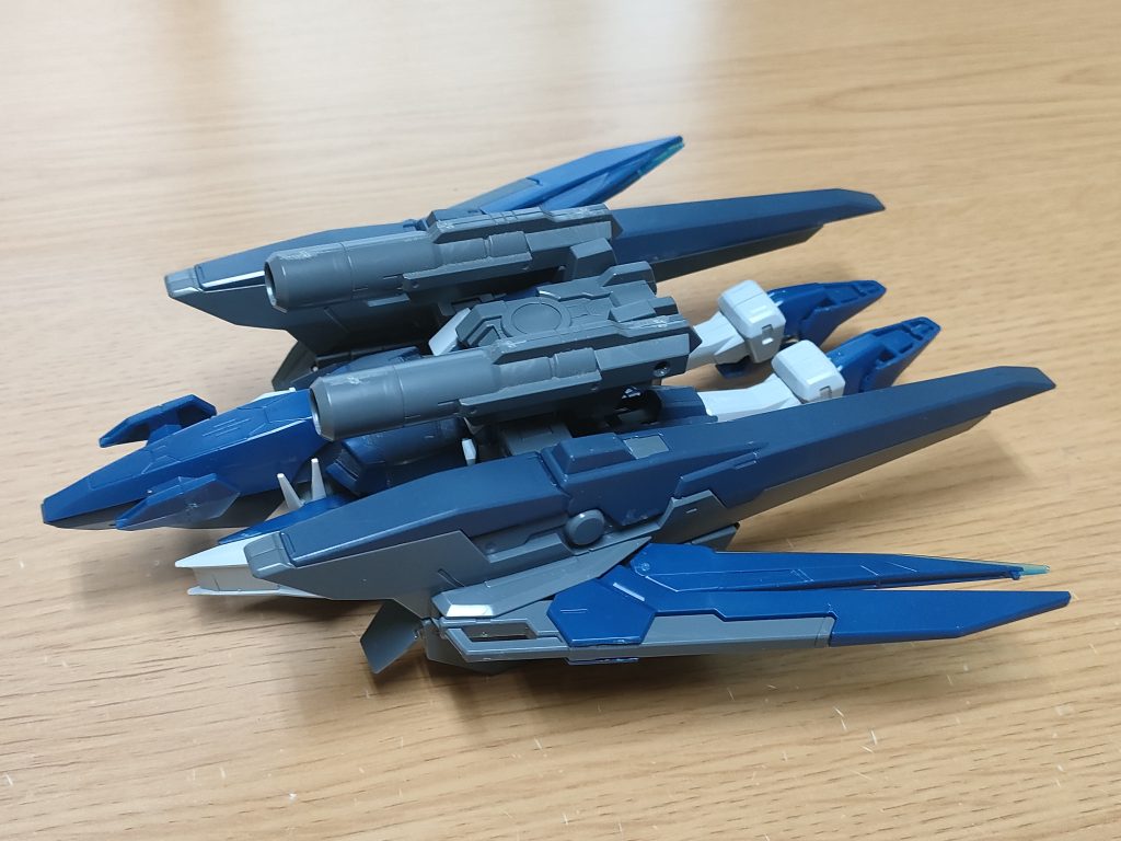 陸戦形態。両脇のGNキャノンを180度回転して上面の履帯を下部にして戦車と化す。その様は燕を彷彿とさせる。