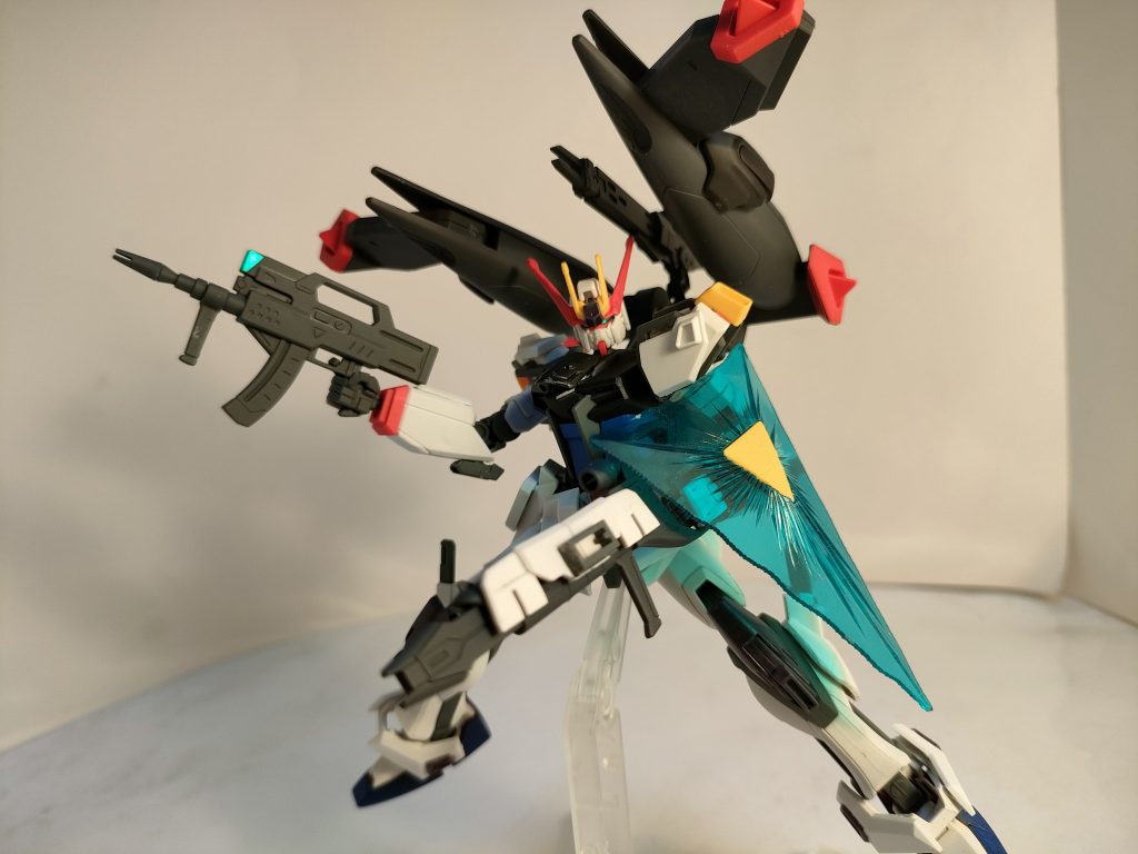 プチ塗装していたリニューアル版ストライクを犠牲に(笑)ハイペリオンのパーツを切り貼りしております。 なお、背後のバックパックの重さと経年劣化で、胴体が折れたので、パテで固定してしまいました(gundam-kao9)