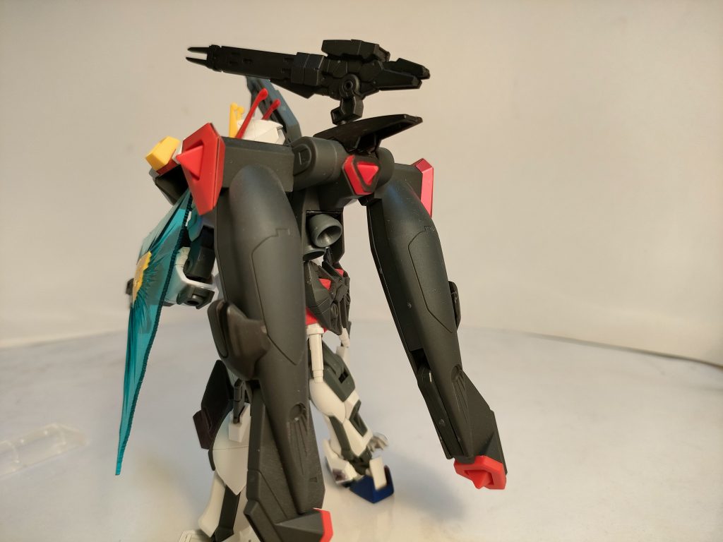ストライカーパック化し、オーブによる大型駆動バッテリーとザフトのデュートリオンビーム送電システムにより長時間展開が可能となった本装備には、新たに奇襲用としてビーム砲か増設されている。 特にいじってなかったので、パーツを無理矢理取り付けて新規感出してます(笑)