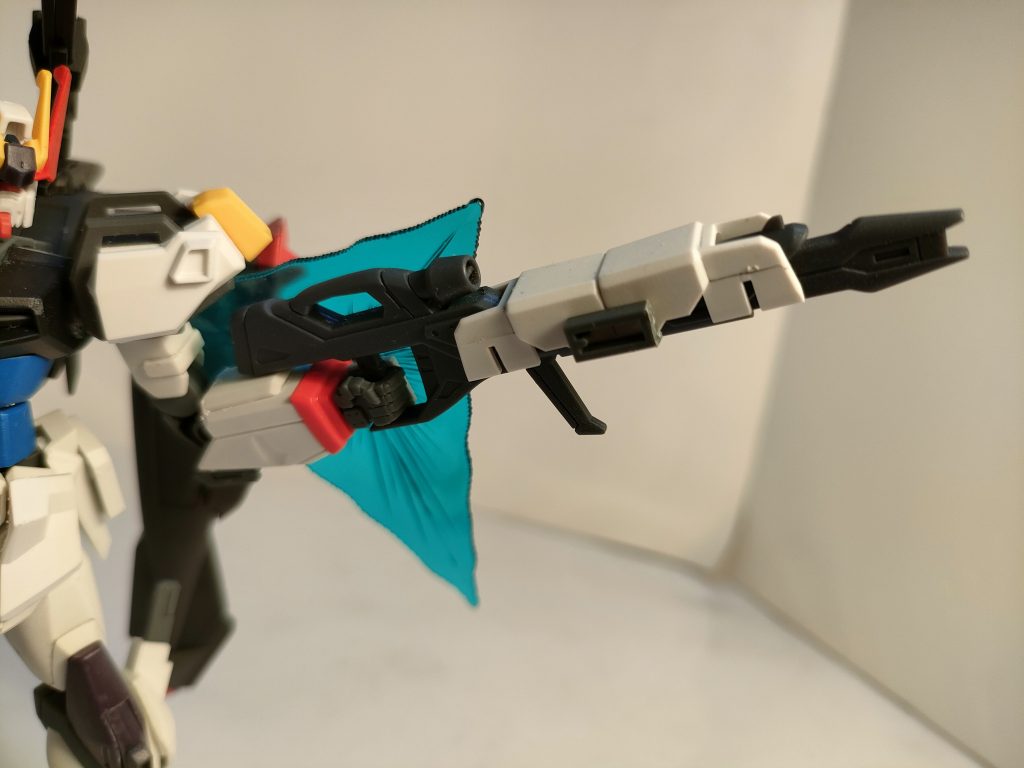 連合のウィンダムのビームライフルを改良して新たに装備。出力がアップしており、連射性も優れている。 ウィンダムのビームライフルにストライクの余った腕パーツを切り貼りして改造感を出しました。