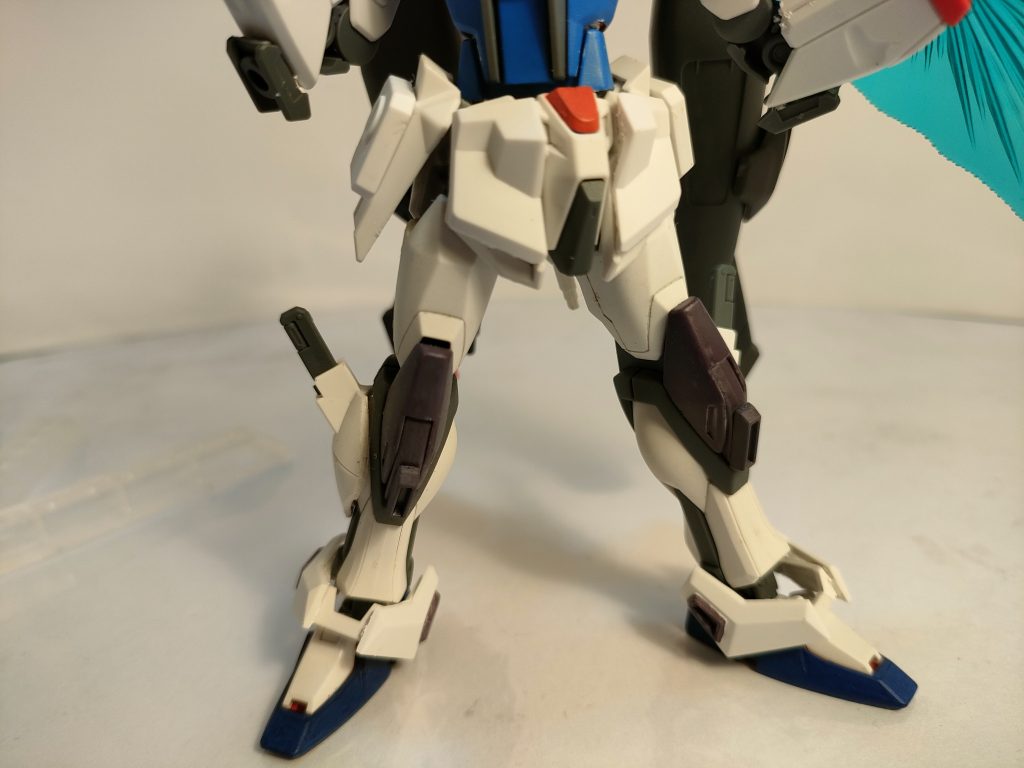 両脚太腿部に装備されたビームナイフは前身のハイペリオンから続投した近接武器。こちらもエネルギーの効率化も相まって長時間仕様と威力が上がっている。 一番わかり易い切り貼り周辺(笑)下半身はハイペリオンのパーツを可能な限り移植しております。