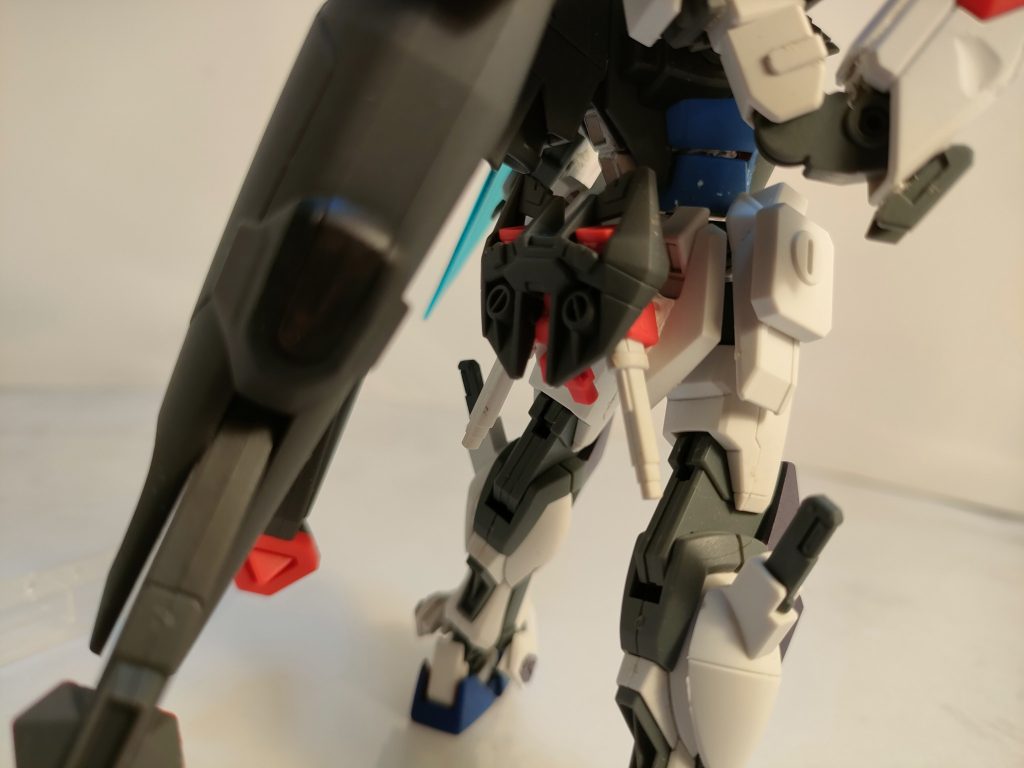 予備武装として、ジャンク屋組合のアストレイから提供されたという、ビームサーベルとバックパックを新たに装着。