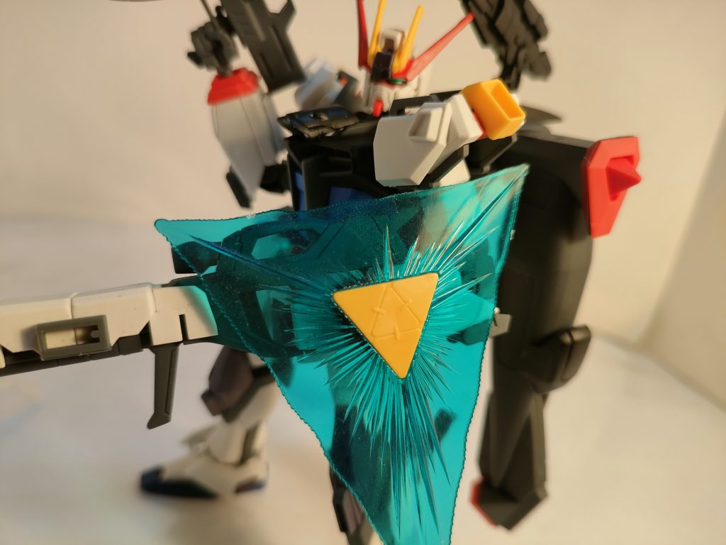 両腕部のシールドも長時間展開が可能となった。威力アップの副産物として、攻撃にも転用可能。