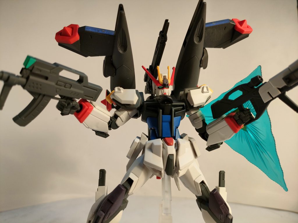 頭部は頬を削り…羽パーツを紛失したので、仕方なくジャンクで作り、貼り付けました。そしてアンテナはアメイジングストフリを塗って貼り付けただけです(笑)