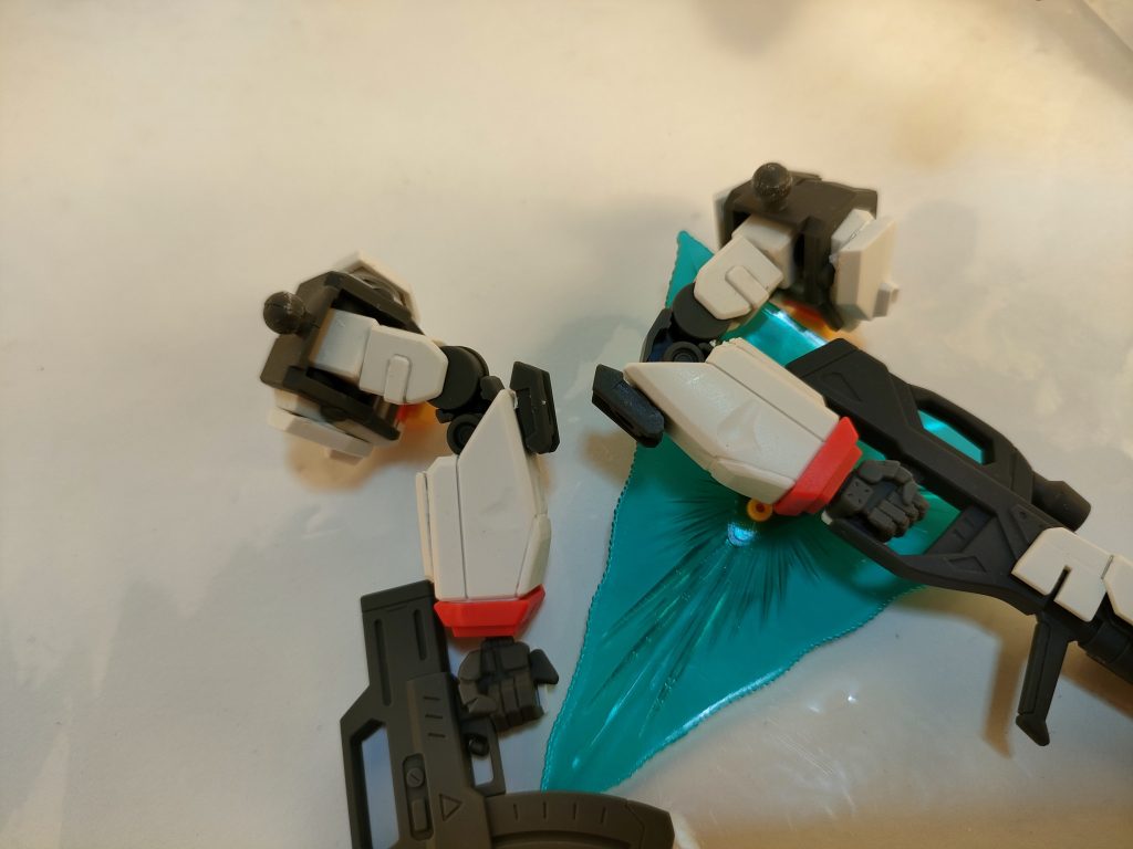 どうしてもハイペリオンの腕部のまま( 先端の赤いパーツ)シールドを付けたかったので、ストライクの腕を分解・加工して無理矢理くっつけました。