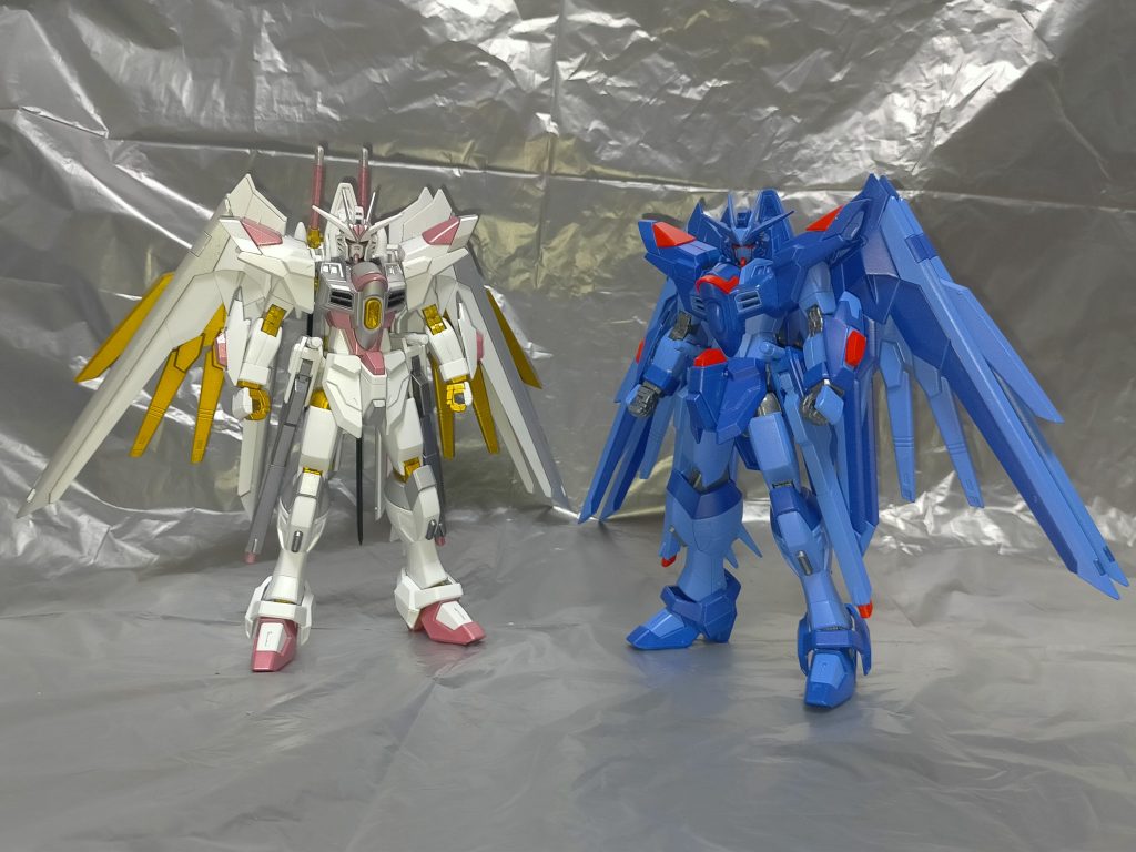 ベースとなったマイフリと2ショット。前回の豪華さとは対象的に、量産機っぽく半ツヤのやや地味めだけど、そこそこ強そうな感じをイメージ…したつもりなんだけど青だとちょっと派手だったかな？今月はインジャ弍式発売か。マイフリが店に並んだ時と同じことになりそうな予感…そのまま組むかなにがしアレンジするか悩み中。そもそも買うかどうかもわかりませぬが。以上です。お粗末さまでした。