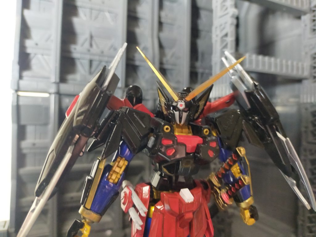 頭部は鎌倉時代の兜がモチーフ。アンテナはRGデスティニーガンダム内部ウィングを加工。左目は昔あったデルタガンダムのシールを使用。