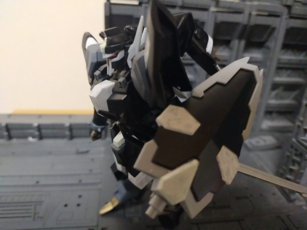 実はシールドにビームサーベルを仕込んでいてブリッツガンダムのトリケロスみたいになっている。