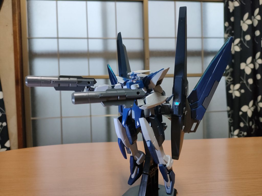 GNヒュージキャノン二丁。背面バックパックに懸架されるビーム砲で手持ちの他、飛行形態時に直線上に発射可能。