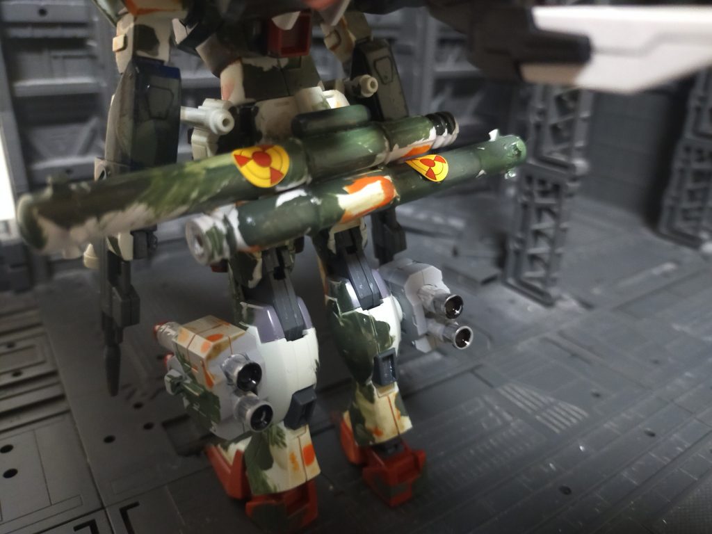 2番目に危険な武装はニュートロンジャマーキャンセラー付きの自爆用プロペラント。上部にデュエルガンダムのライフルグレネード付きという禍々しい仕様。まあ本当に核使っているか爆発してみないとわからないが…それよりも1番危険な武器が備わっているのだが、それは後述にて。