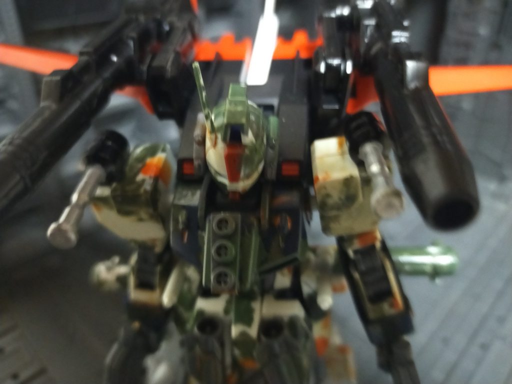 コクピット直下のバズーカ用砲弾。下手にコクピット狙うと砲弾が暴発して自爆する。ちなみに肩のグレネードはMSカスタムパーツを使用。