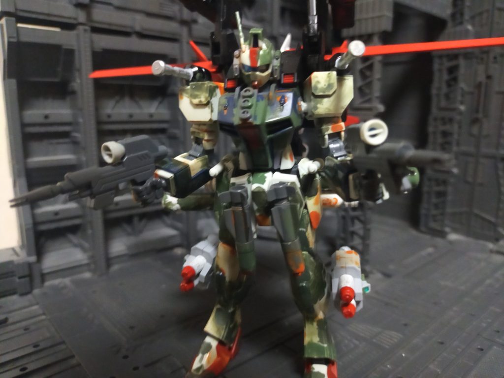 ビームカービン2丁にグレネードやミサイル多数。シールド?そんなものは無いよ?だってパイロット死亡前提で作られているんだもん。